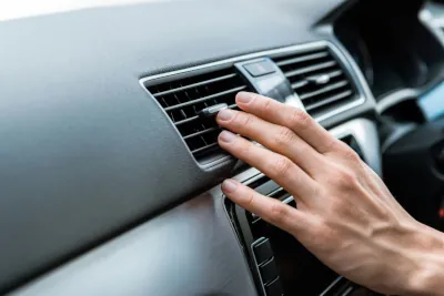 Klimatyzacja a zdrowie. Kiedy chłód w aucie zaczyna szkodzić, a nie pomagać?
