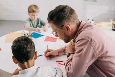 Chrypka i nadwyrężone struny głosowe u nauczyciela – jak skutecznie dbać o głos?