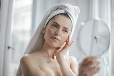 Bakuchiol jako naturalna alternatywa retinolu – czy dorównuje mu skutecznością?