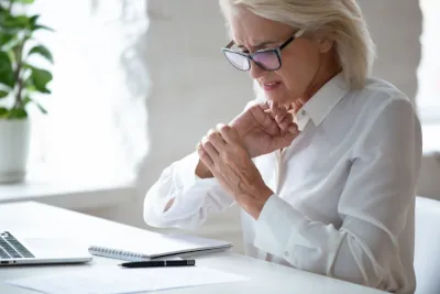 Zespół cieśni nadgarstka - przyczyny, diagnostyka i metody leczenia